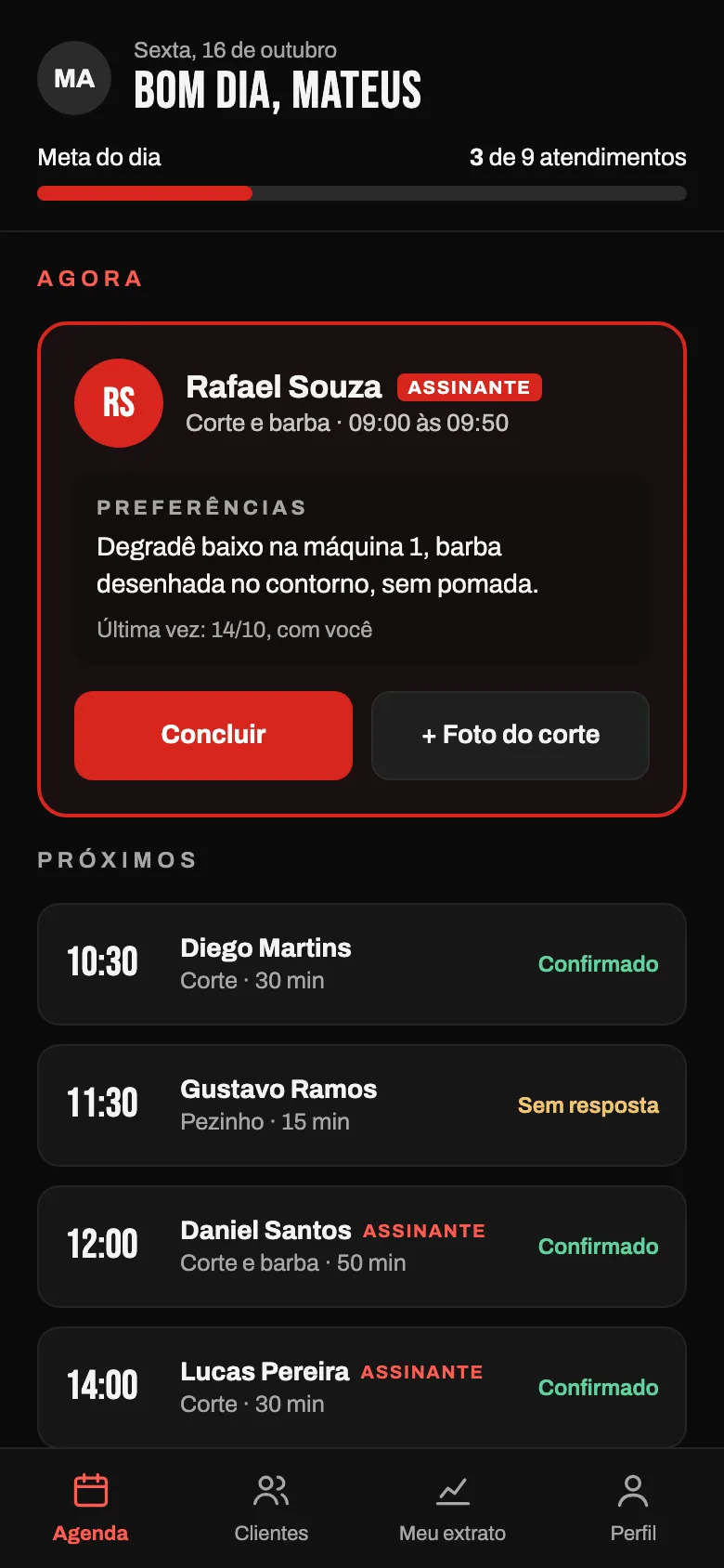 App do barbeiro com o atendimento atual e os próximos clientes do dia